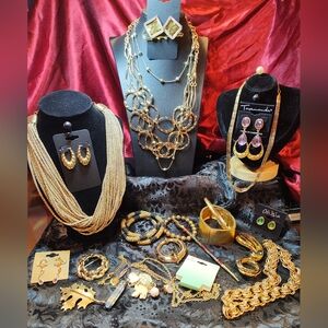 👑Lot Of Golden Vintage To New Gold Tone Jewelry ✨ All Wearable